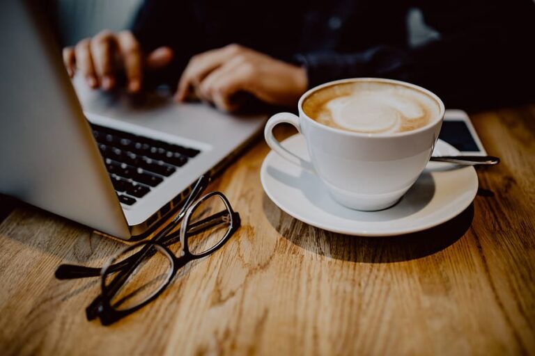 Nous accompagnons les entreprises dans l’adoption technologique réussie en impliquant pleinement leurs équipes, pour assurer une transformation digitale efficace et durable.